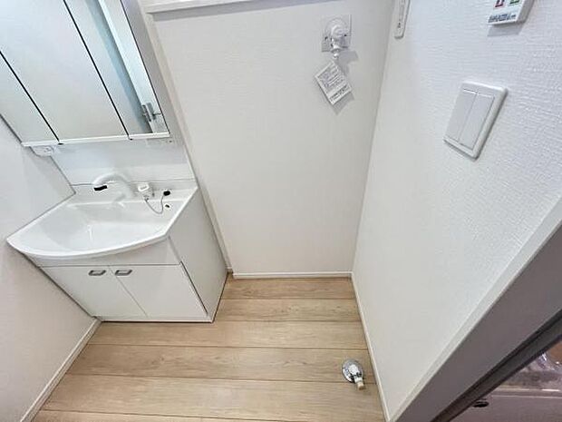 独立洗面台の横にはランドリースペースがございます。