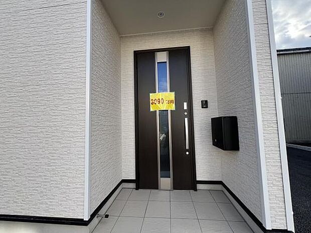 綺麗で明るい玄関でお客様をお迎えいただけます。