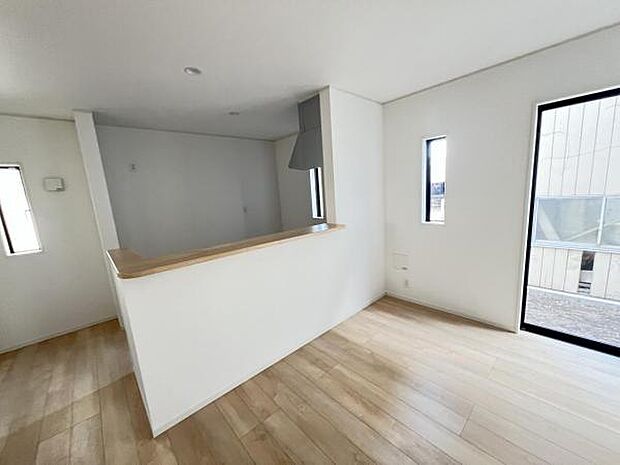 お食事中もキッチンと会話が楽しめるダイニングスペース。