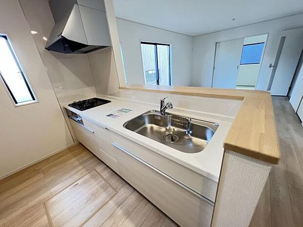 リビングが見渡せ、料理中も会話が弾む対面式キッチンです。