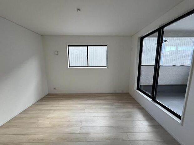 寝室は7.5帖ございます。インナーバルコニーに出入りできます。