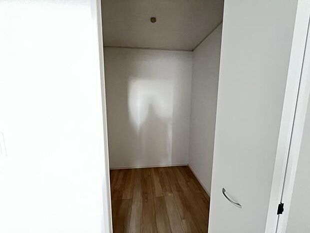 ウォークインクローゼットはコンセントがございますので、ワークスペースや趣味部屋に利用できます。