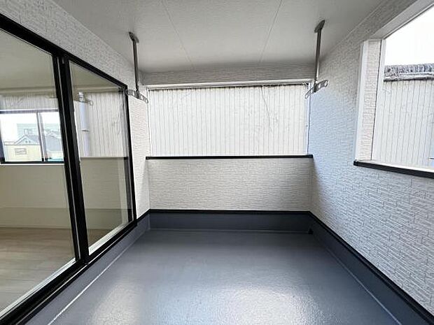 インナーバルコニーは広々として、布団やレジャーシートなど大きな物も簡単に干すことができます。