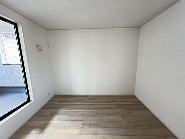 インナーバルコニーに出入りできる洋室です。