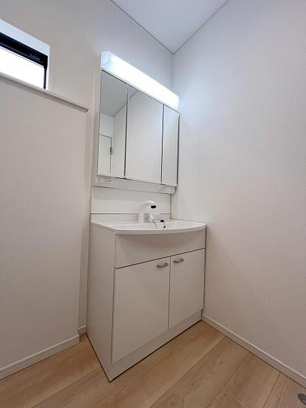 洗面化粧台です。朝の身支度から1日が始まります。