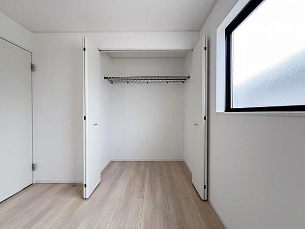 いつでもお部屋をスッキリお使い頂ける収納スペースを設置。