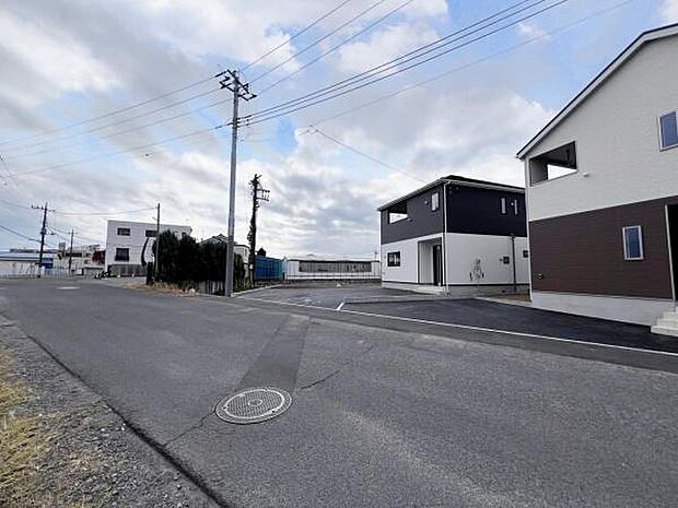 前面道路を含めた現地写真です。