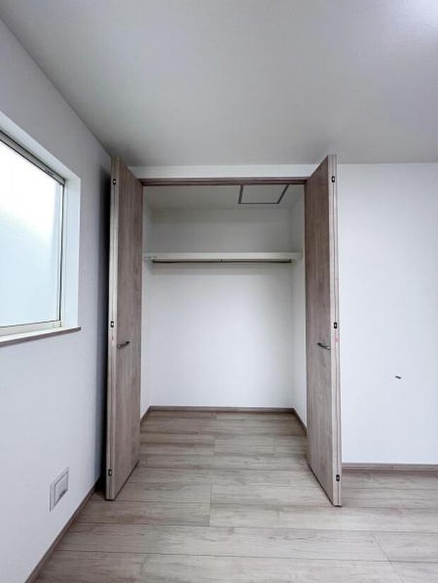 いつでもお部屋をスッキリお使い頂ける収納スペースを設置。