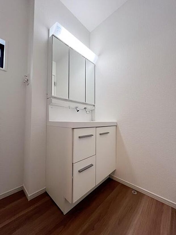 洗面化粧台です。朝の身支度から1日が始まります。