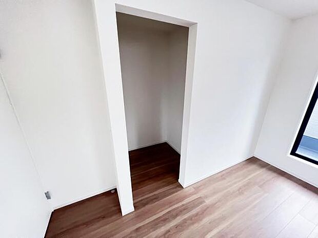 ウォークインクローゼットがあり収納スペースも豊富。季節物もスッキリ片付きそうです。