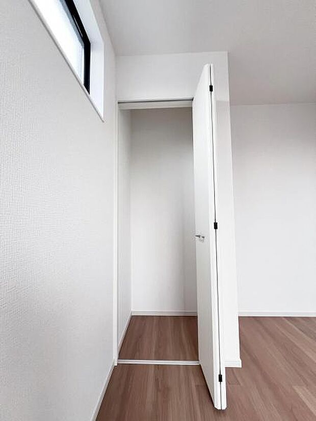 いつでもお部屋をスッキリお使い頂ける収納スペースを設置。