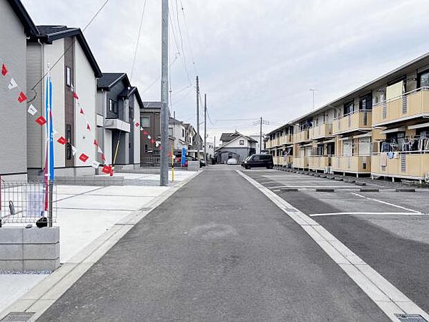 前面道路を含めた現地写真です。