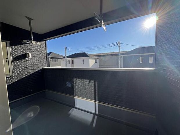 インナーバルコニーは布団やレジャーシートなど大きな物も簡単に干すことができます。