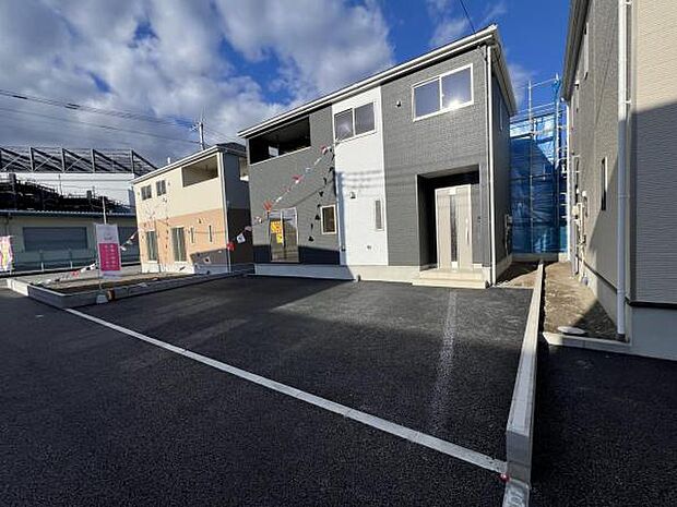 駐車スペースは広く並列3台停められます。