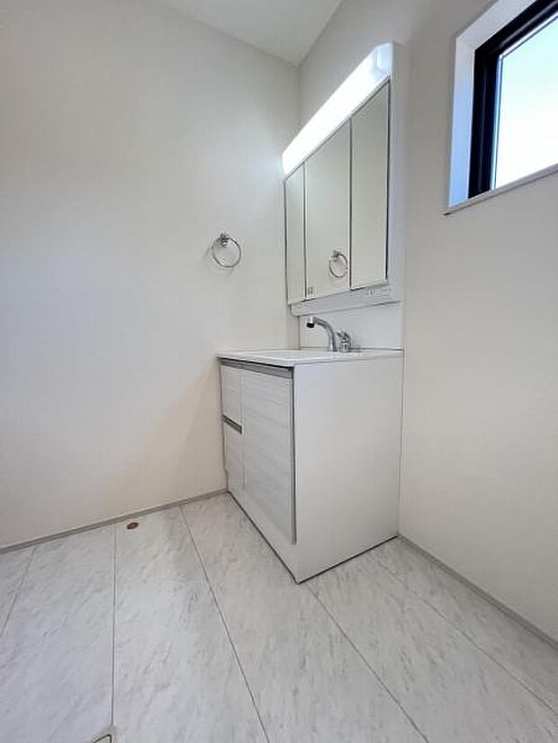 洗面化粧台です。朝の身支度から1日が始まります。