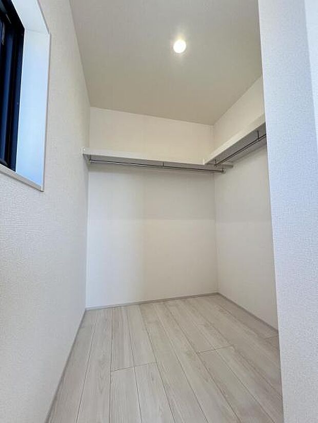 寝室にある1個目のウォークインクローゼットです。収納スペースも豊富。季節物もスッキリ片付きそうです。