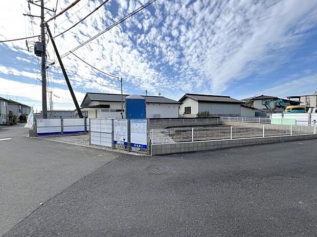 前面道路を含めた現地写真です。