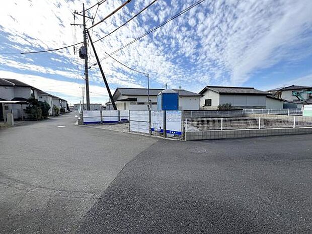 前面道路を含めた現地写真です。ぜひ周辺環境も併せてご覧ください。