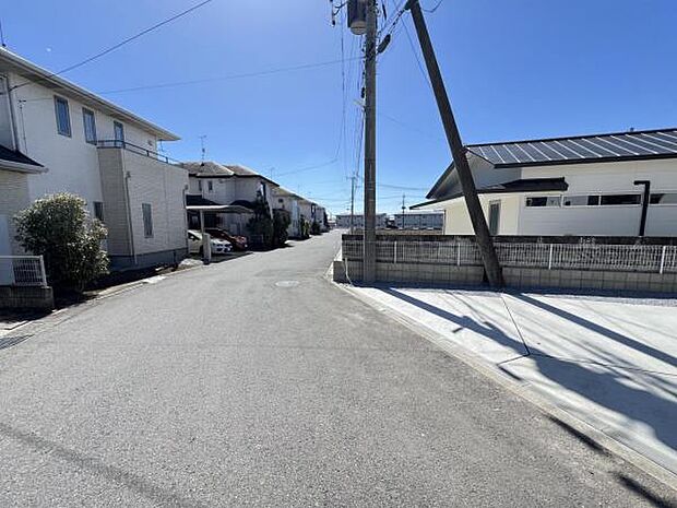 前面道路を含めた現地写真です。ぜひ周辺環境も併せてご覧ください。