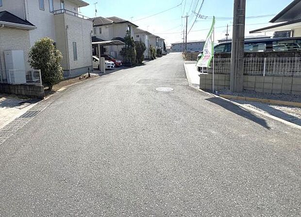 前面道路です。住宅地につき落ち着いた新生活を始められそうです。