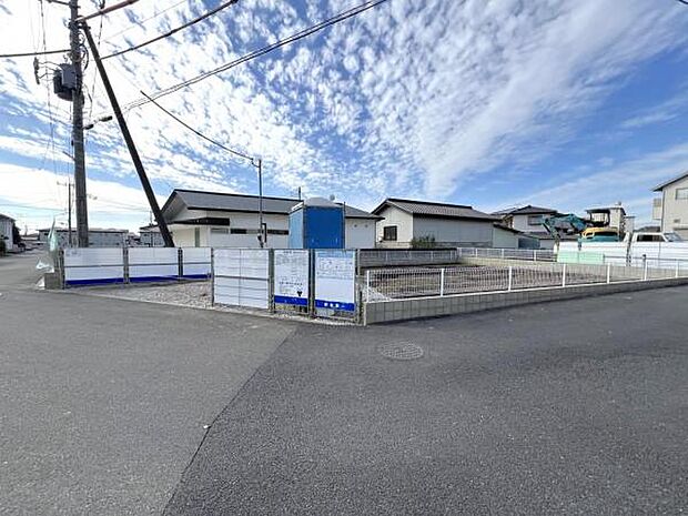 前面道路です。住宅地につき落ち着いた新生活を始められそうです。