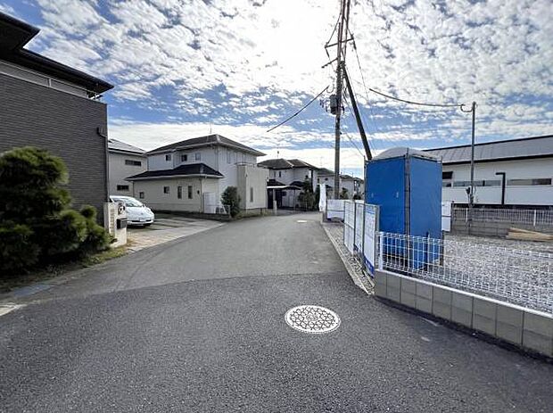 前面道路を含めた現地写真です。