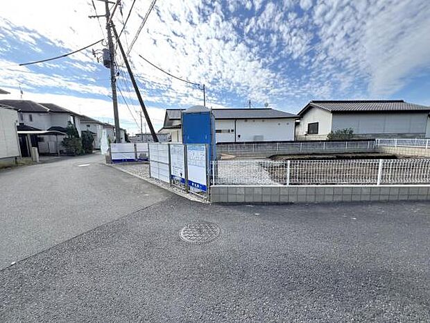 前面道路を含めた現地写真です。