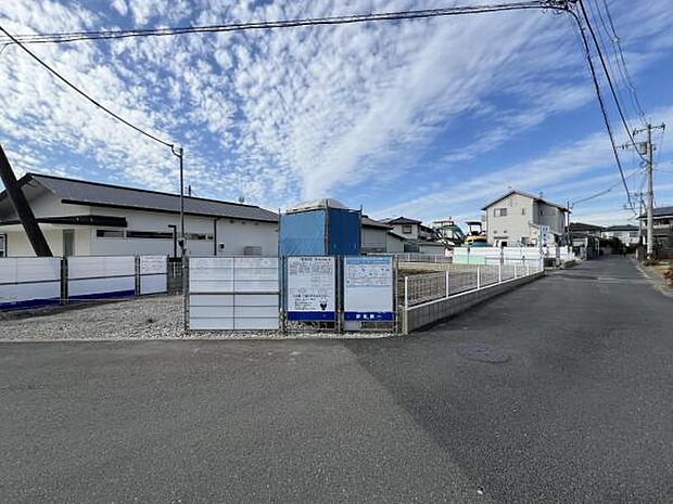 前面道路を含めた現地写真です。