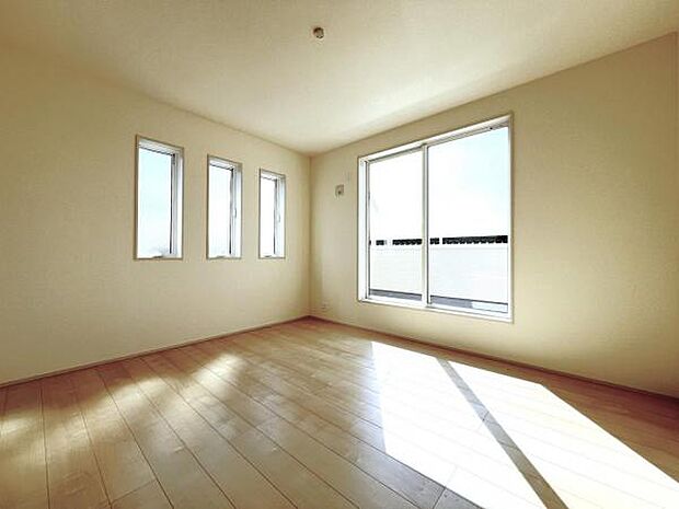 2面採光の明るい洋室です。