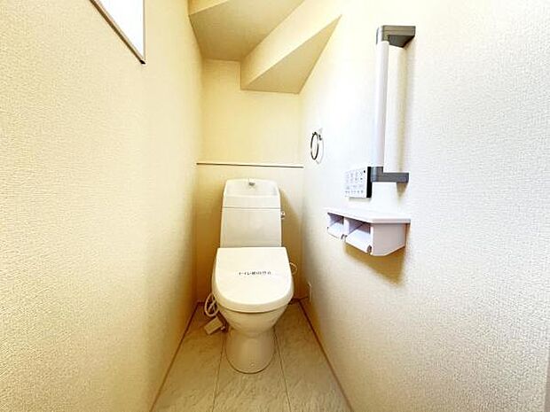 シャワー洗浄機能付のトイレは、清潔感が印象的な空間ですね。