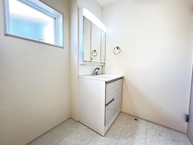 シャワー付き洗面化粧台です。手軽にシャンプーができ、お掃除もしやすいですね。