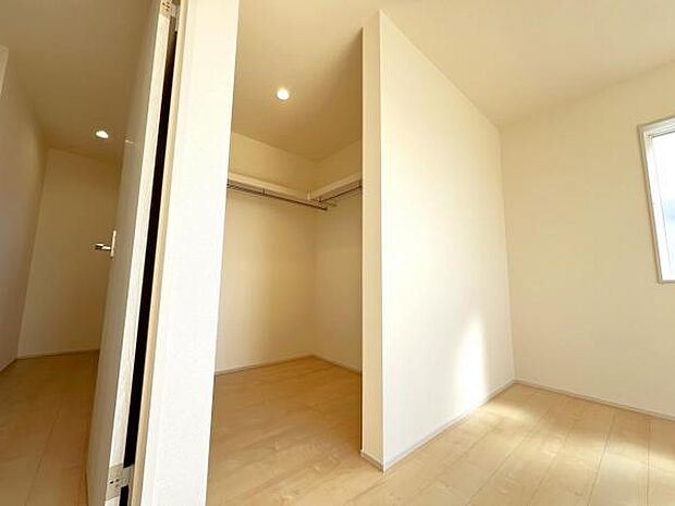 ウォークインクローゼットがあり収納スペースも豊富。季節物もスッキリ片付きそうです。