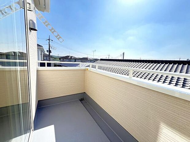 開放感あふれる広々としたバルコニーはお洗濯はもちろん、ガーデニングなども楽しめます。