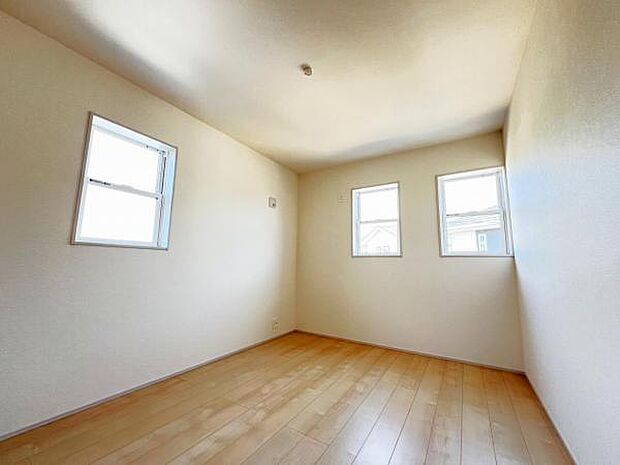 木の温もりが優しいフローリングの収納スペース付き洋室です。