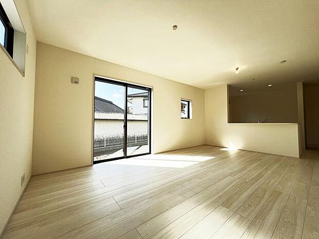 暖かな日差しが差し込むリビングダイニングです。