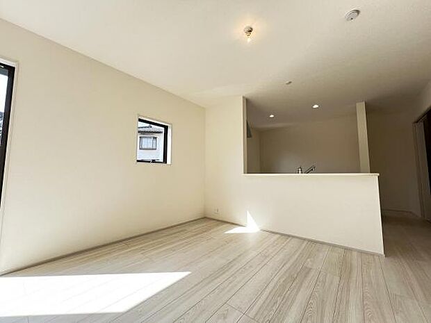 カウンターキッチン越しに会話も楽しめるダイニングキッチン。