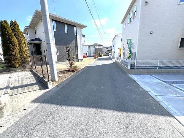 前面道路を含めた現地写真です。ぜひ周辺環境も併せてご覧ください。