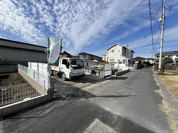 前面道路を含めた現地写真です。ぜひ周辺環境も併せてご覧ください。