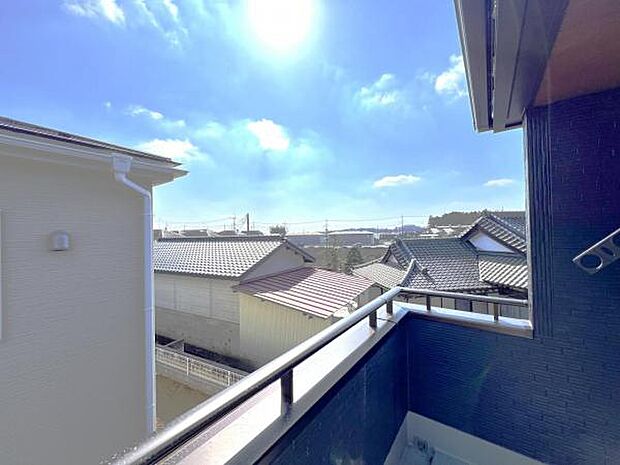 バルコニーからの眺望です。明るい陽射しを浴びながらゆったりと過ごすのも良いですね。