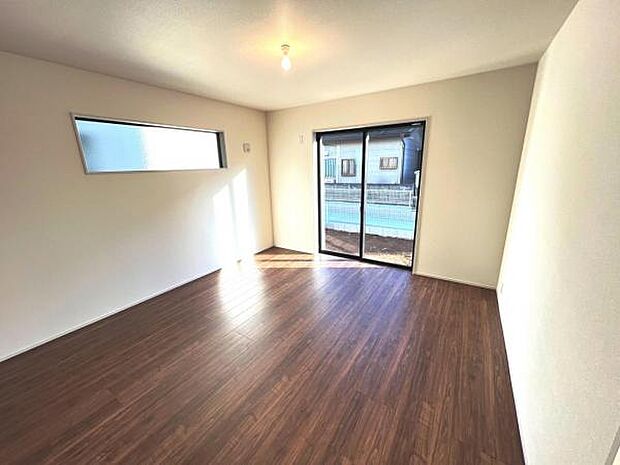 明るい日差しが入る風通しの良いリビングです。