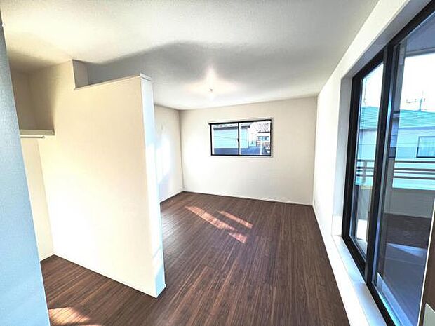 明るい広々とした主寝室でご家族ゆっくりお休みになれますね。