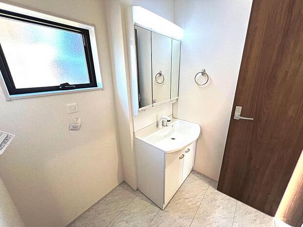 シャワー付き洗面化粧台です。手軽にシャンプーができ、お掃除もしやすいですね。