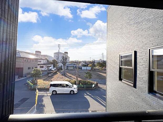 バルコニーからの眺望です。明るい陽射しを浴びながらゆったりと過ごすのも良いですね。