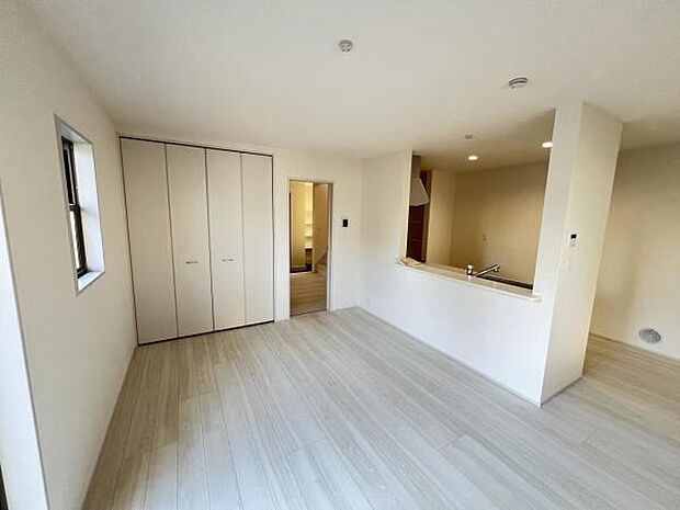 お食事中もキッチンと会話が楽しめるダイニングスペース。