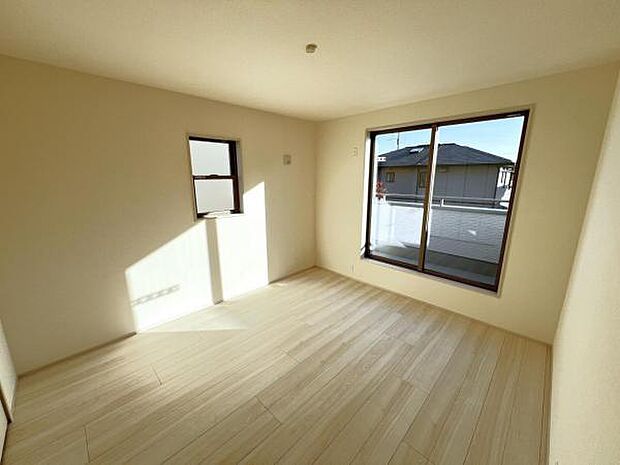 明るい広々とした主寝室でご家族ゆっくりお休みになれますね。