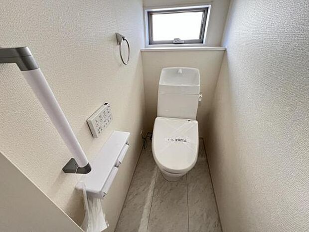 シャワー洗浄機能付のトイレは、清潔感が印象的な空間ですね。