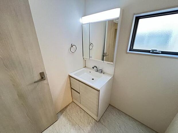 シャワー付き洗面化粧台です。手軽にシャンプーができ、お掃除もしやすいですね。