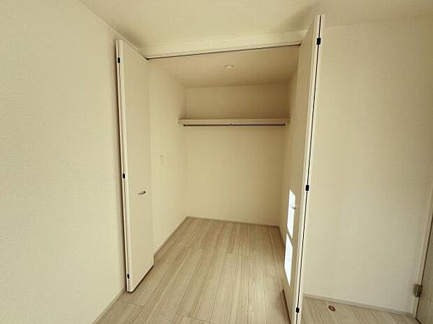 中の物を確認しやすく、取り出しやすい収納スペース。お部屋を広々とお使いいただけます。