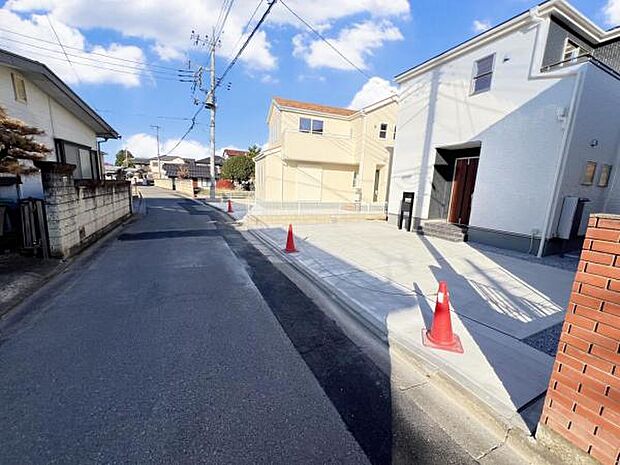 前面道路を含めた現地写真です。ぜひ周辺環境も併せてご覧ください。