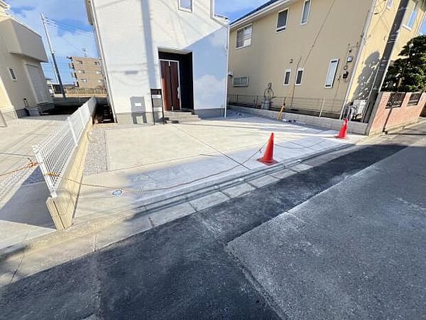 駐車場です。前面道路との高低差も少なく、スムーズに出入りできます。